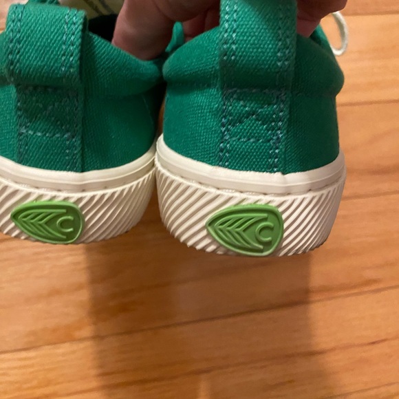 Cariuma green sneakers size 6 - Picture 3 of 4